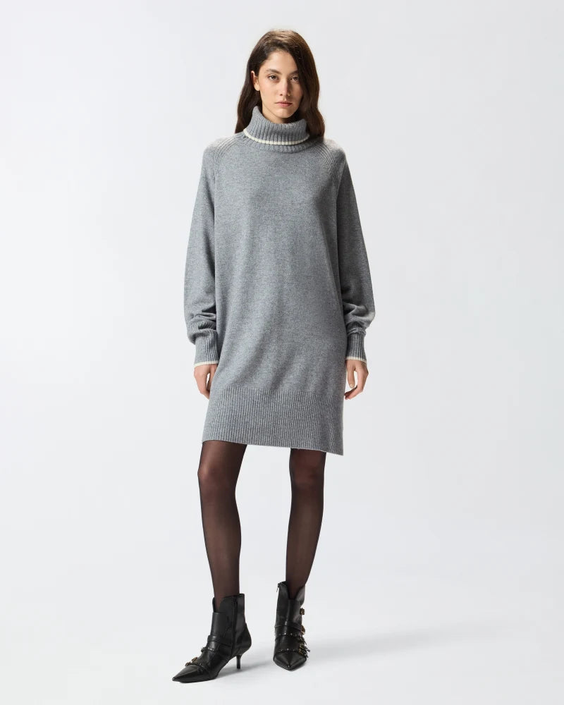 Abito corto in maglia a collo alto