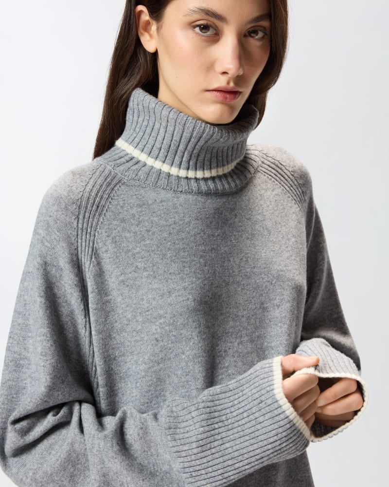 Abito corto in maglia a collo alto