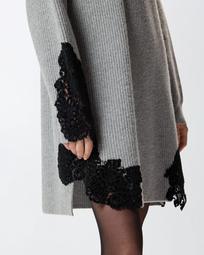 Abito corto in maglia con pizzo