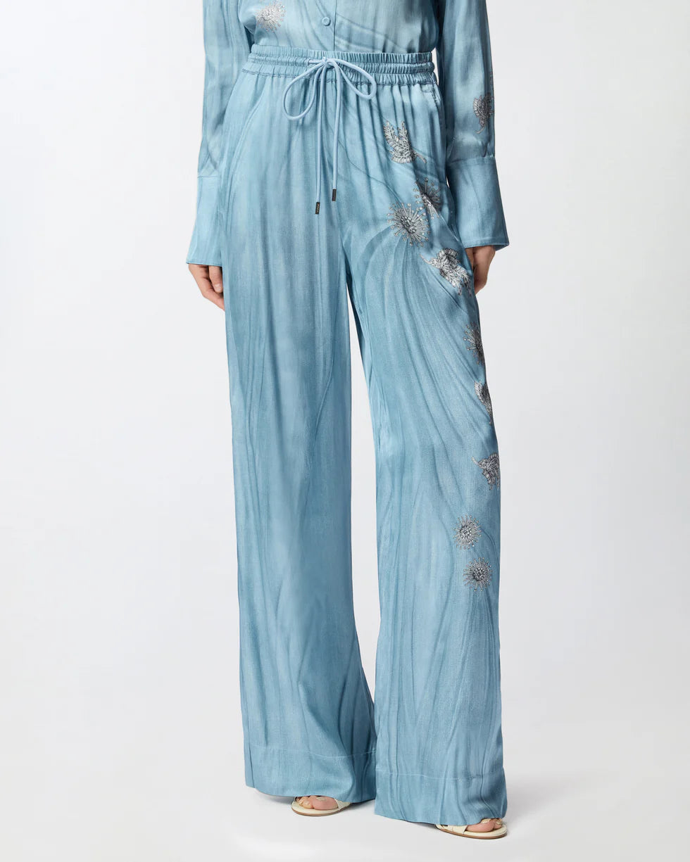 Pantaloni fluidi con stampa gioiello piazzata