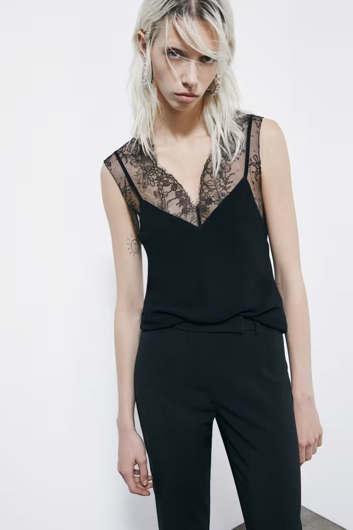 Top con dettagli in pizzo