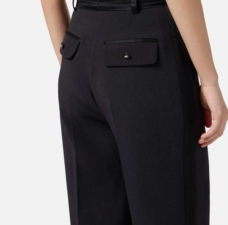 Pantaloni in crêpe leggero con dettagli smoking